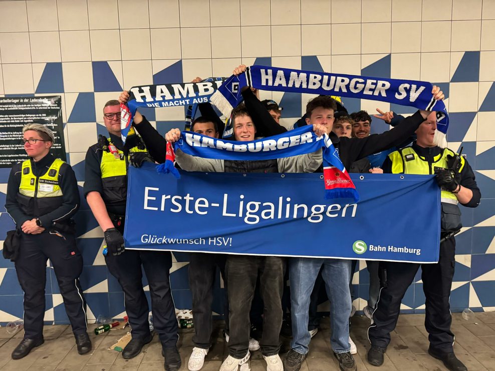 An der Station Stellingen überrascht die S-Bahn-Wache die Fans mit dem Transparent „Erste-Ligalingen – Glückwunsch HSV“.