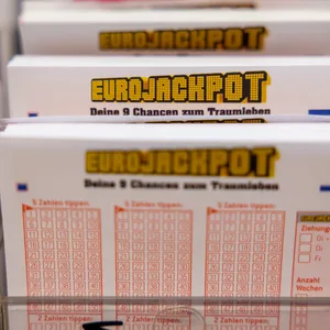 Eurojackpot-Spielscheine stehen in einem Regal in einer Lotto-Annahmestelle. (Symbolbild)