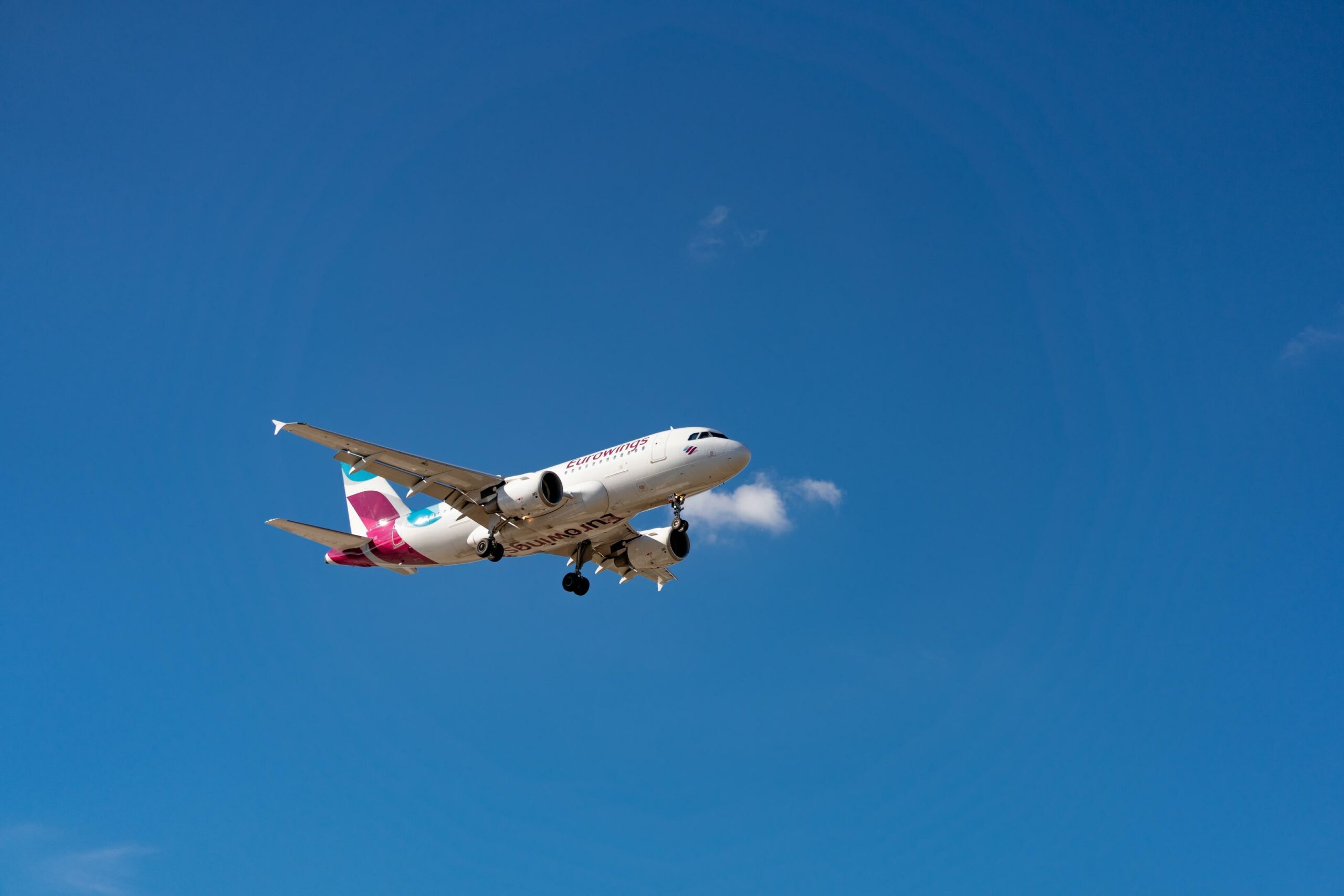 Ein Flugzeug von Eurowings vor blauem Himmel
