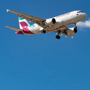 Ein Flugzeug von Eurowings vor blauem Himmel