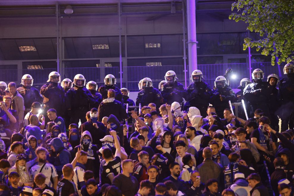 Fans warten darauf, nach Abpfiff ins Stadion gelassen zu werden. Noch hält die Polizei die Zugänge dicht.