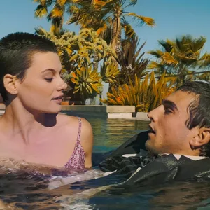 Eine Filmszene von „June And John“ zeigt eine Frau und ein Mann in einem Pool