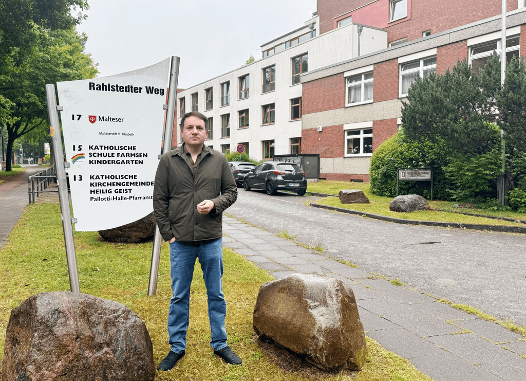 Daniel Valijani, Vorsitzender des FDP-Kreisverbandes Farmsen-Bramfeld, steht vor dem Malteserstift St. Elisabeth.