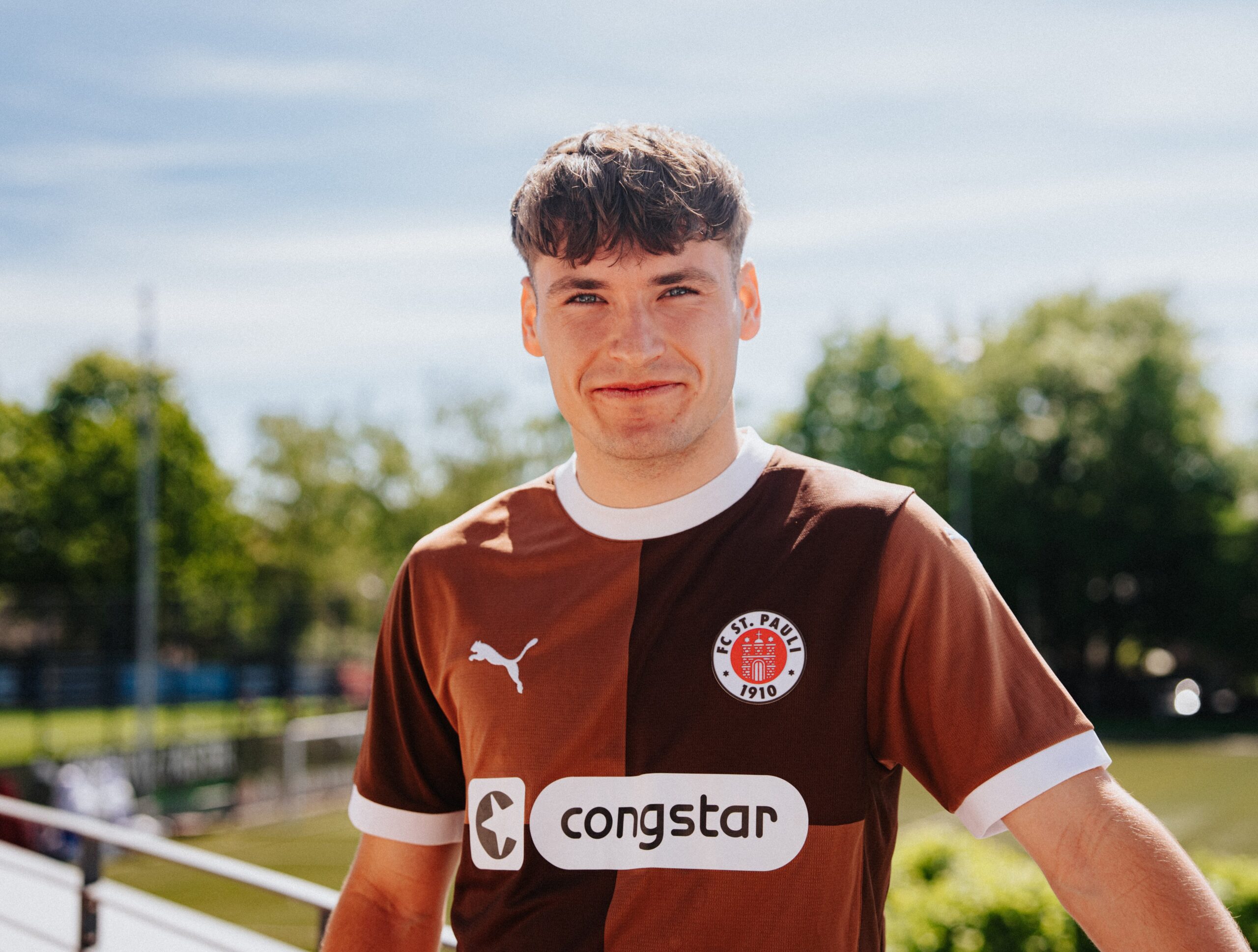 Arkadiusz Pyrka lächelt im Trikot des FC St. Pauli