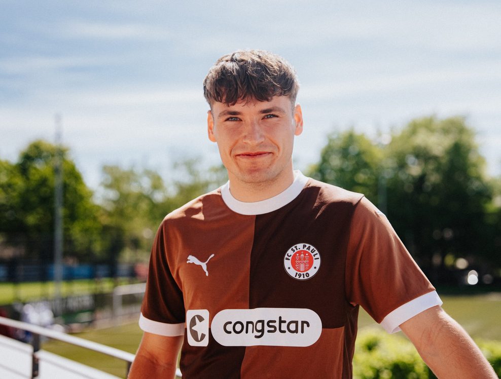 Arkadiusz Pyrka lächelt im Trikot des FC St. Pauli