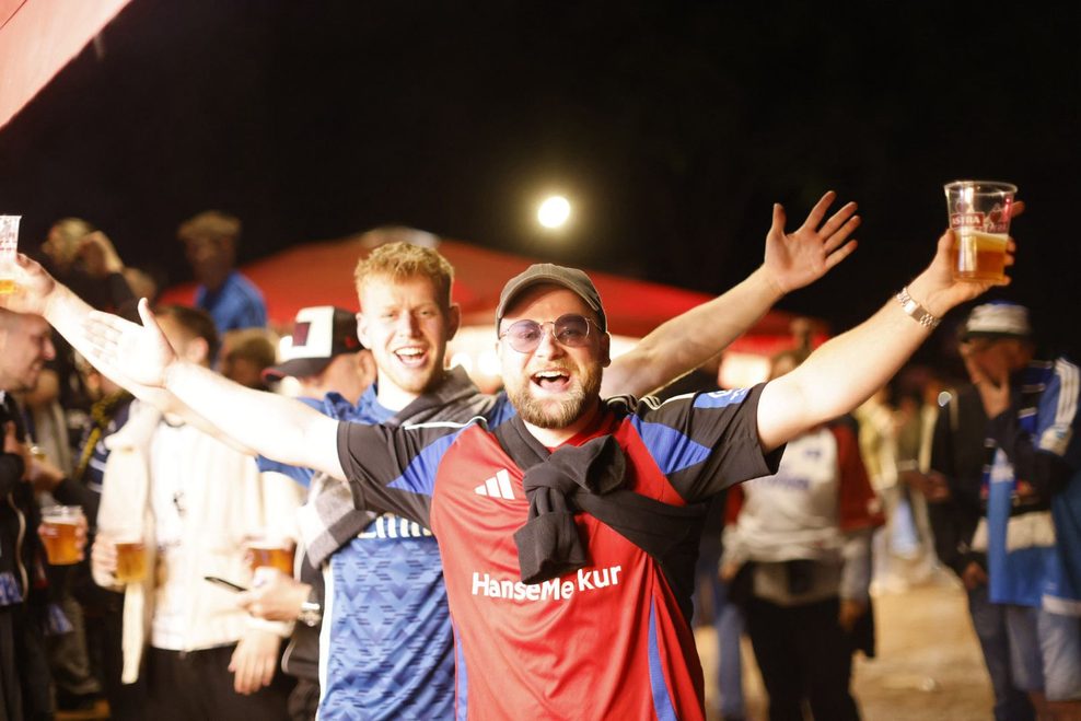 Die HSV-Fans Malvin (21, l.) und Nick (26) feiern das 5:1.