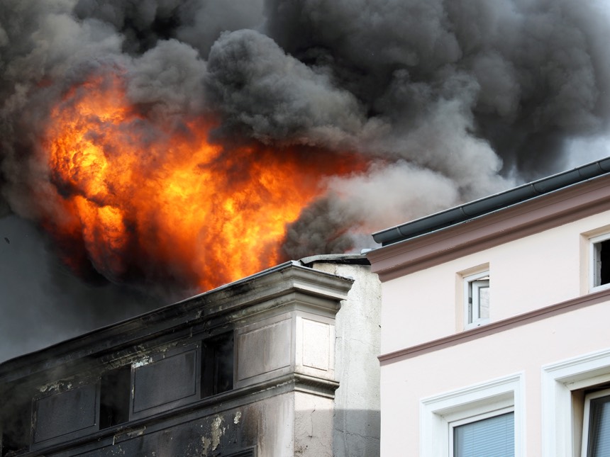 Bei einem ausgedehnten Brand in Lübeck ist eine Frau aus dem zweiten Stock gesprungen, um sich vor den Flammen zu retten.