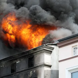 Bei einem ausgedehnten Brand in Lübeck ist eine Frau aus dem zweiten Stock gesprungen, um sich vor den Flammen zu retten.