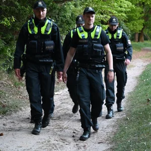 Polizisten durchsuchen ein Waldstück in der Fischbeker Heide in Hamburg nach menschlichen Überresten.