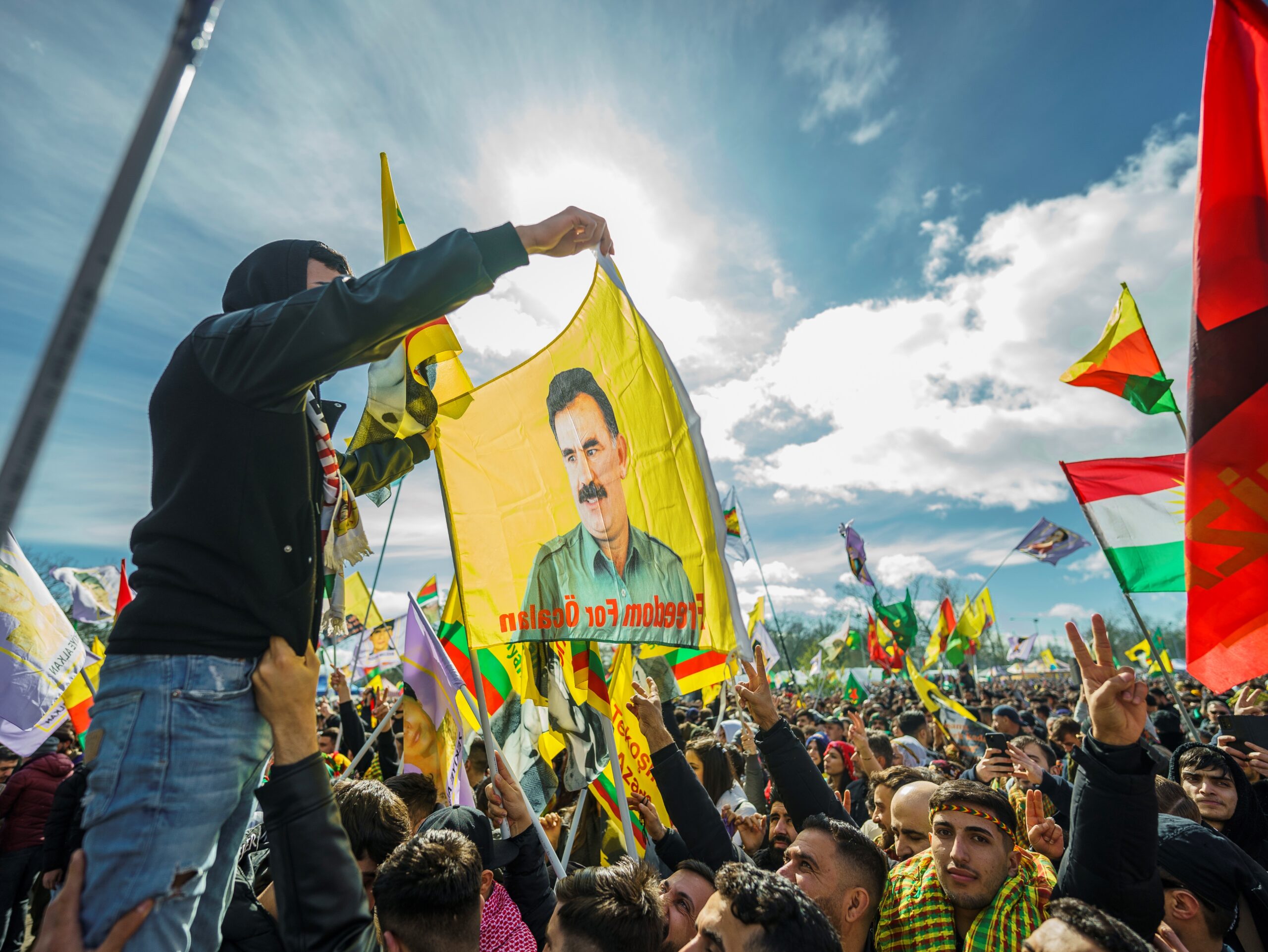 PKK-Anhänger mit einer Öcalan-Flagge (Symbolbild).
