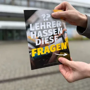 Ein Flyer, der von der Identitären Bewegung an Schulen verteilt wird, wird vor einem Gymnasium in Neu-Ulm gehalten.