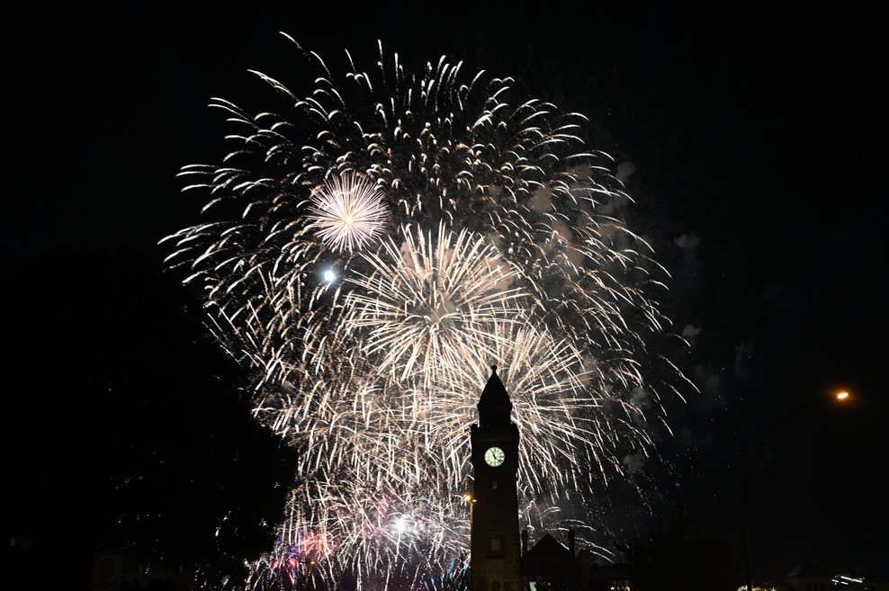 Feuerwerk an den Landungsbrücken