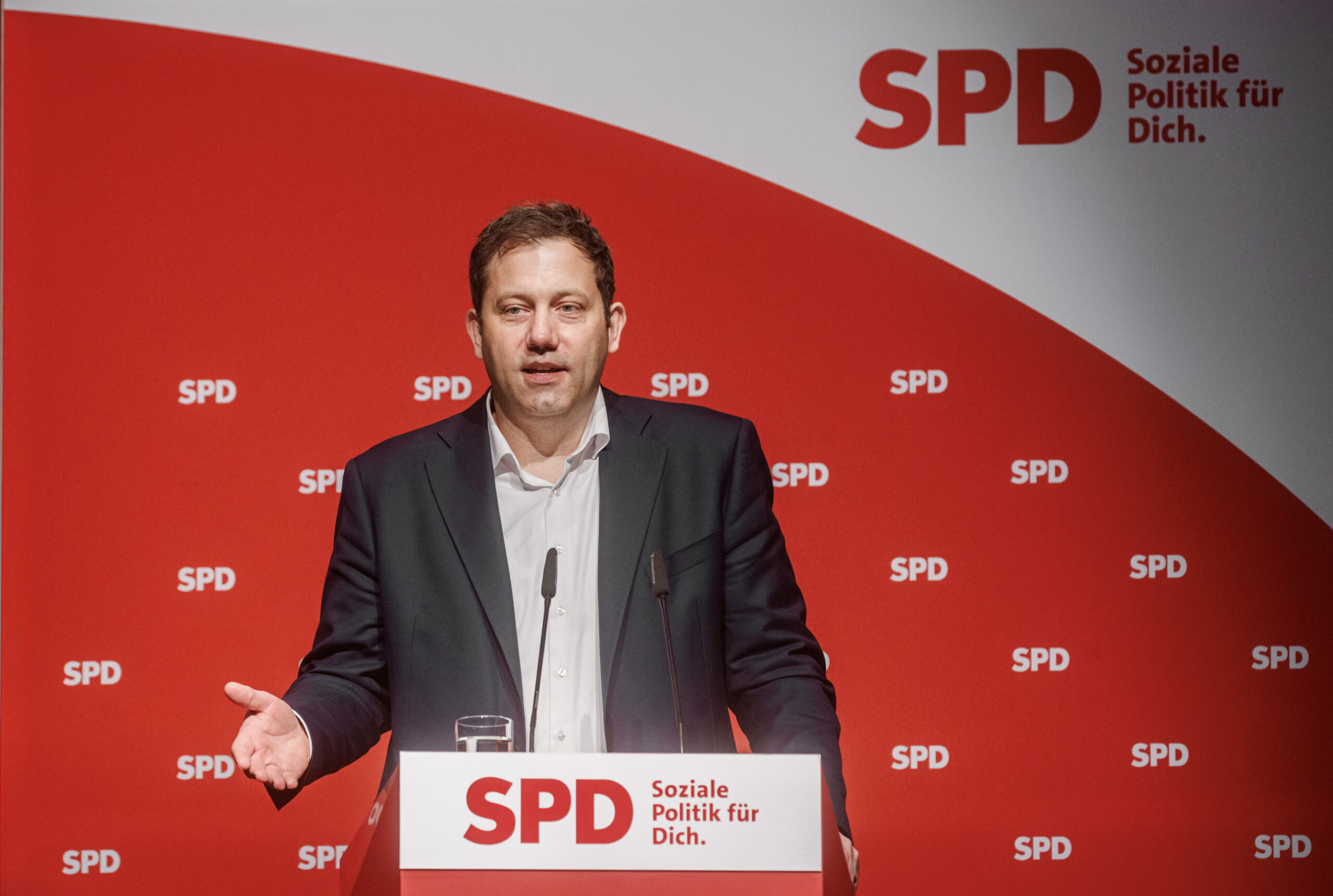 Der SPD-Parteivorsitzende Lars Klingbei spricht auf dem Landesparteitag der SPD in Schleswig-Holstein.