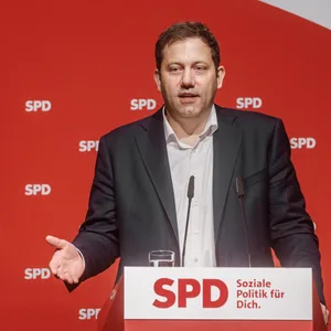 Der SPD-Parteivorsitzende Lars Klingbei spricht auf dem Landesparteitag der SPD in Schleswig-Holstein.