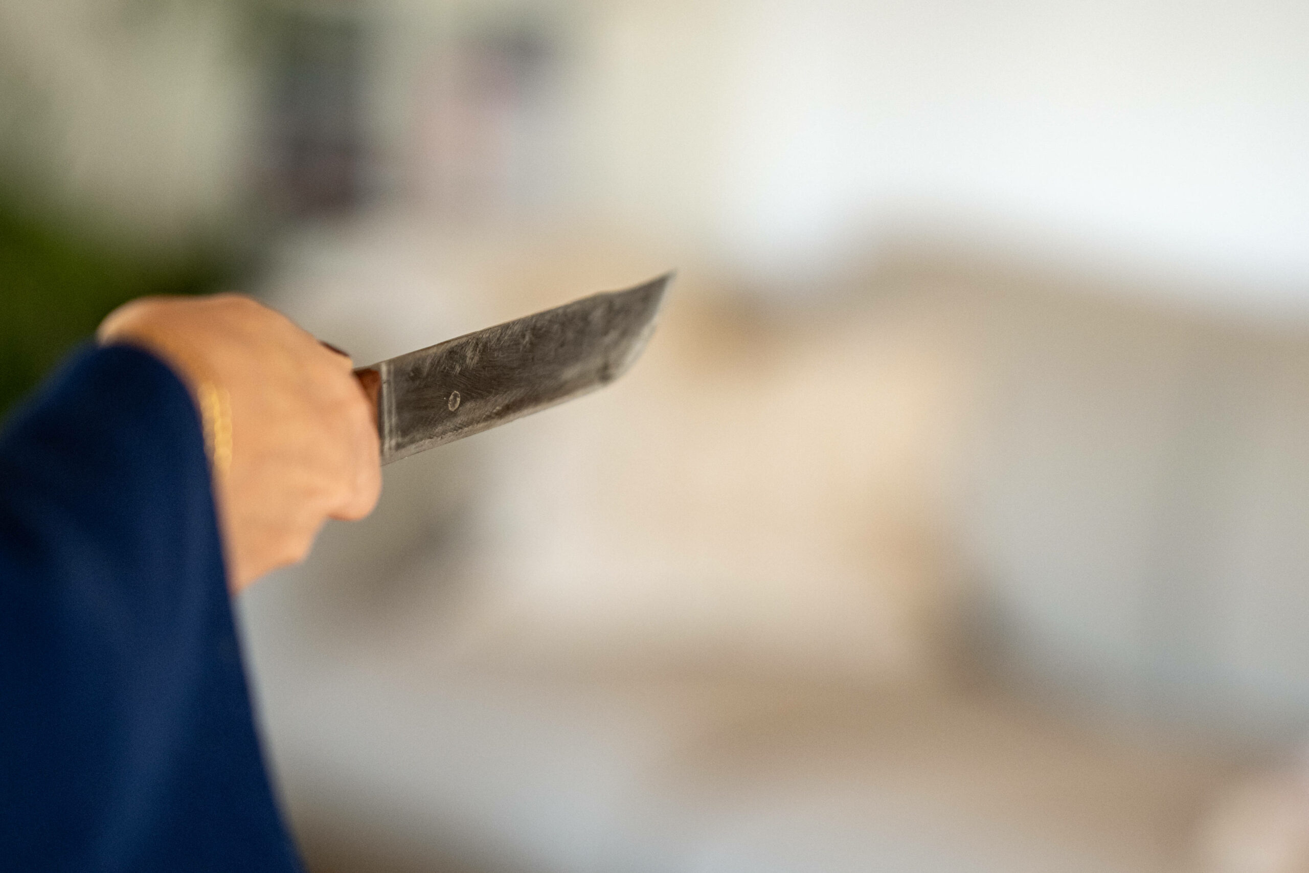 Eine Frau mit einem Messer in der Hand (Symbolfoto).