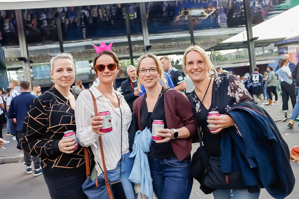 Mitten im blauen HSV-Meer stehen Ricarda (42), Claudia (40), Antje (41) und Nadine (42) – auf dem Weg zum Roland-Kaiser-Konzert.
