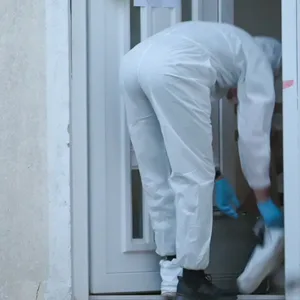 Ermittler in weißem Anzug am Tatort