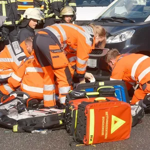 Rettungskräfte behandeln den verletzten Radfahrer auf der Walddörferstraße in Hamburg-Wandsbek.
