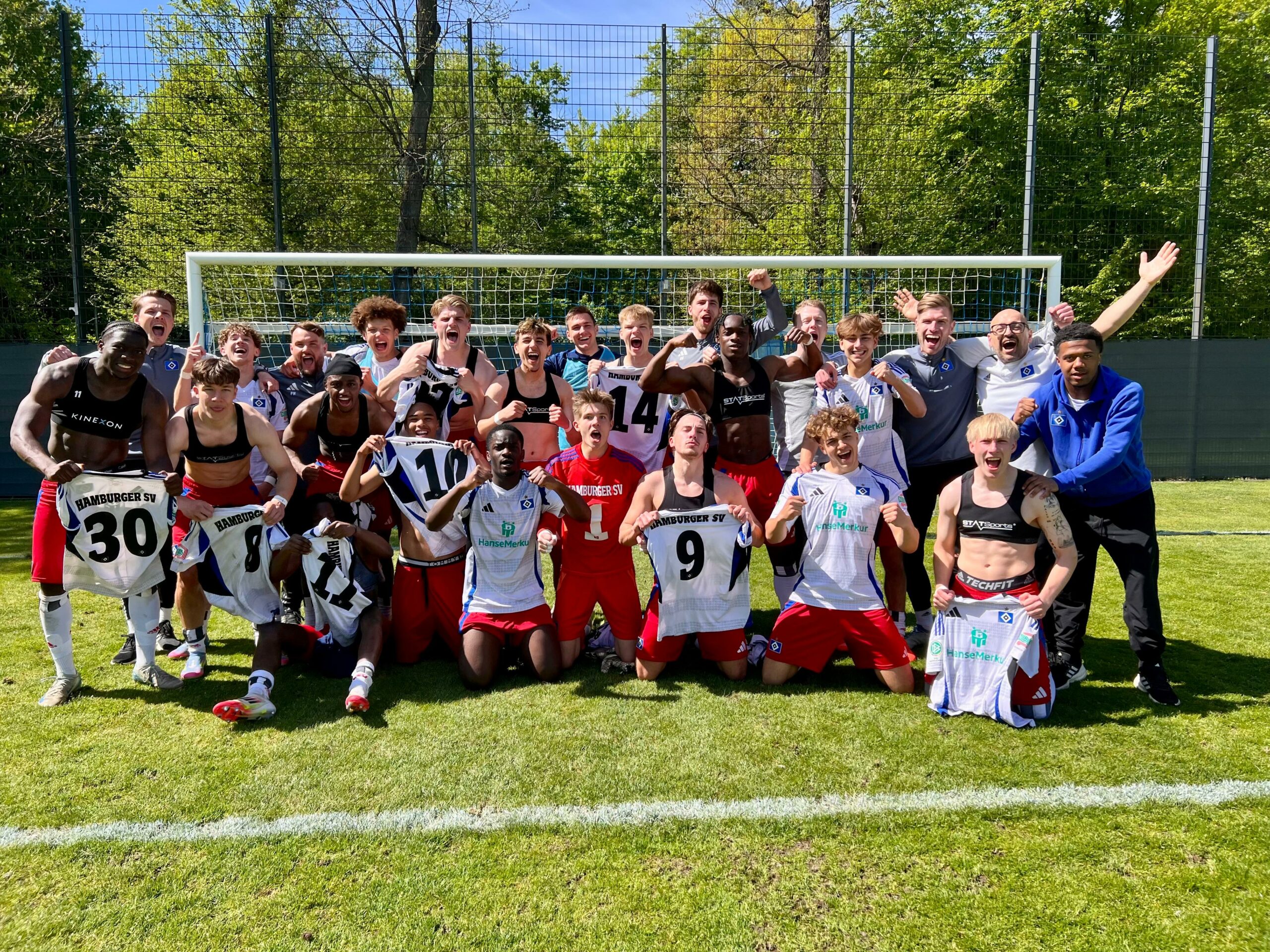 Die U19 des HSV feiert den Einzug ins Viertelfinale um die deutsche Meisterschaft