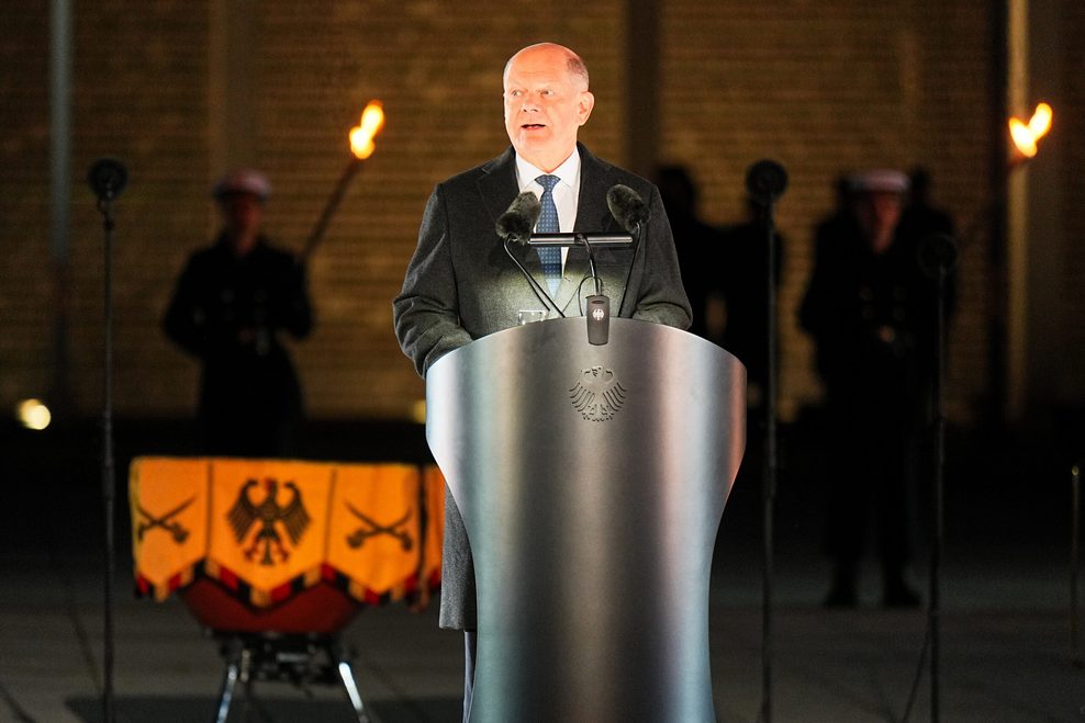 Olaf Scholz wurde am Montagabend mit einem Großen Zapfenstreich verabschiedet.