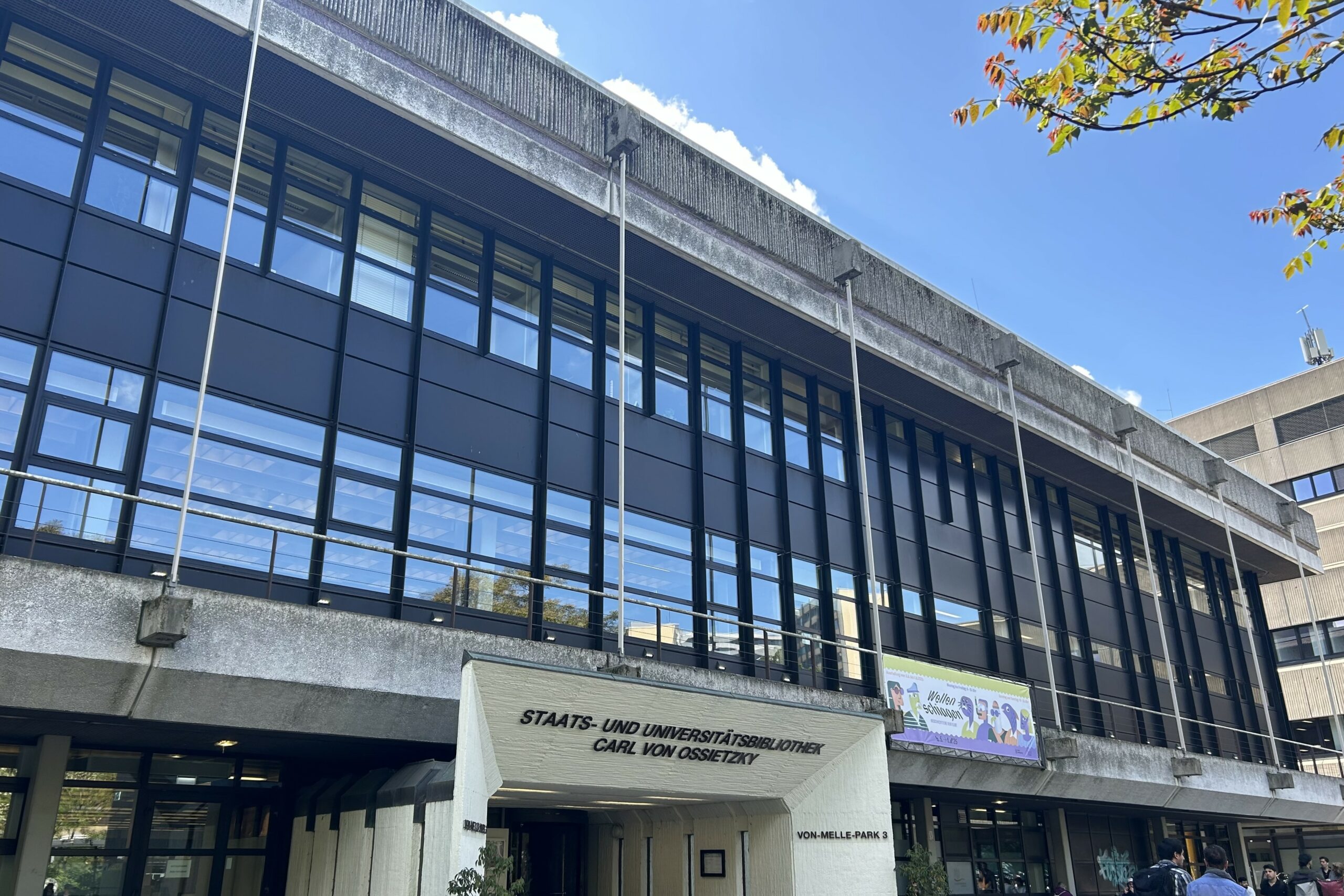 Das Dach der Staats- und Universitätsbibliothek ist undicht.