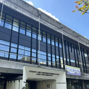 Das Dach der Staats- und Universitätsbibliothek ist undicht.