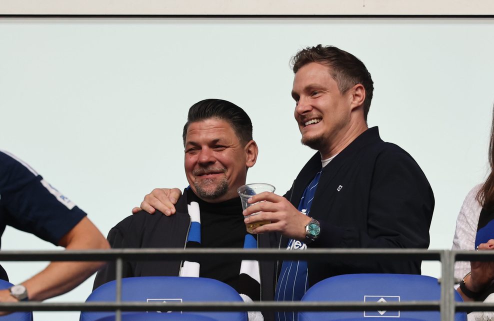 Fernsehkoch Tim Mälzer (l.) und HSV-Präsident Marcell Jansen im Volksparkstadion.