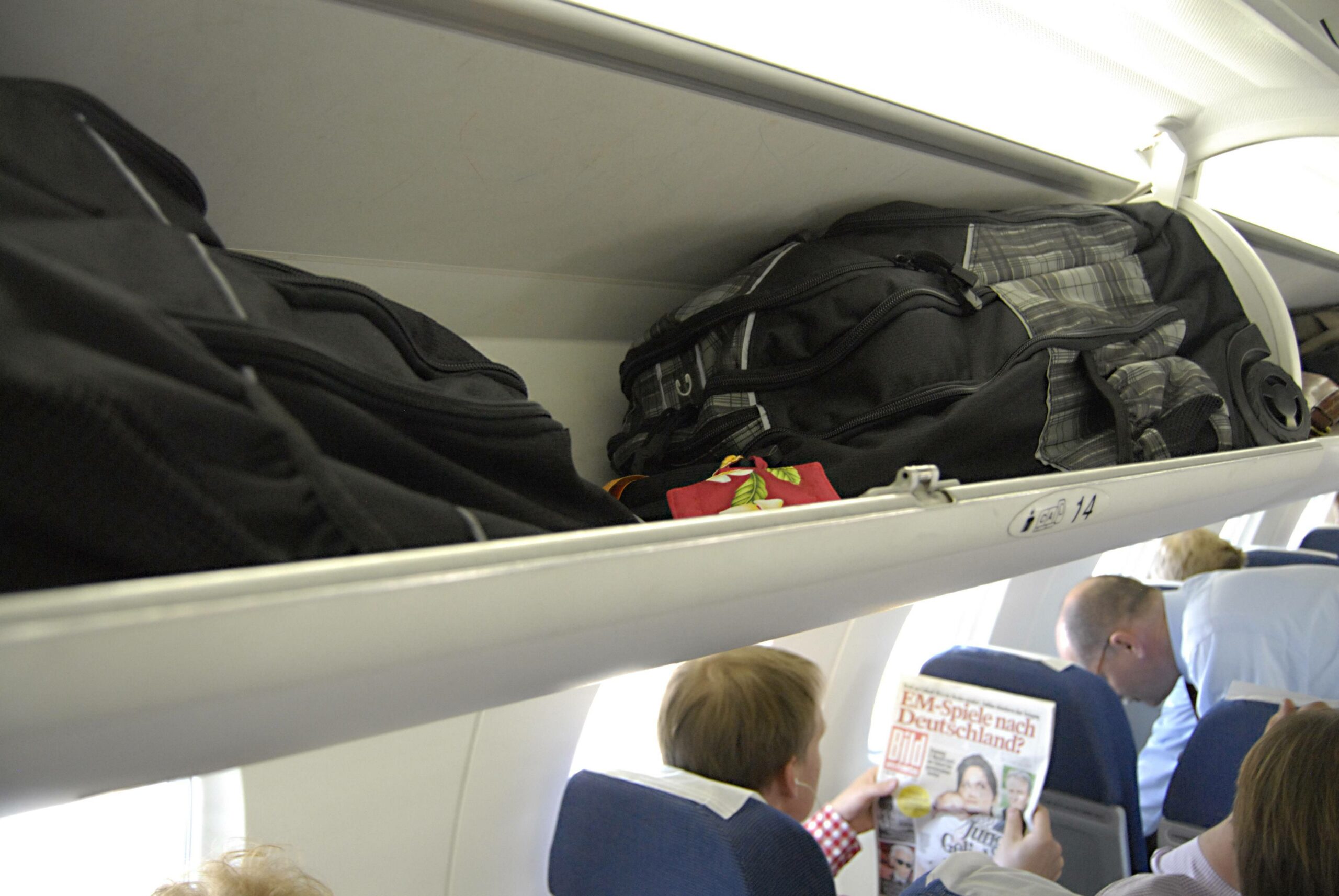 Handgepäck im Flugzeug (Symbolbild).