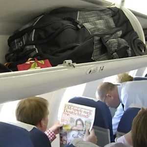 Handgepäck im Flugzeug (Symbolbild).
