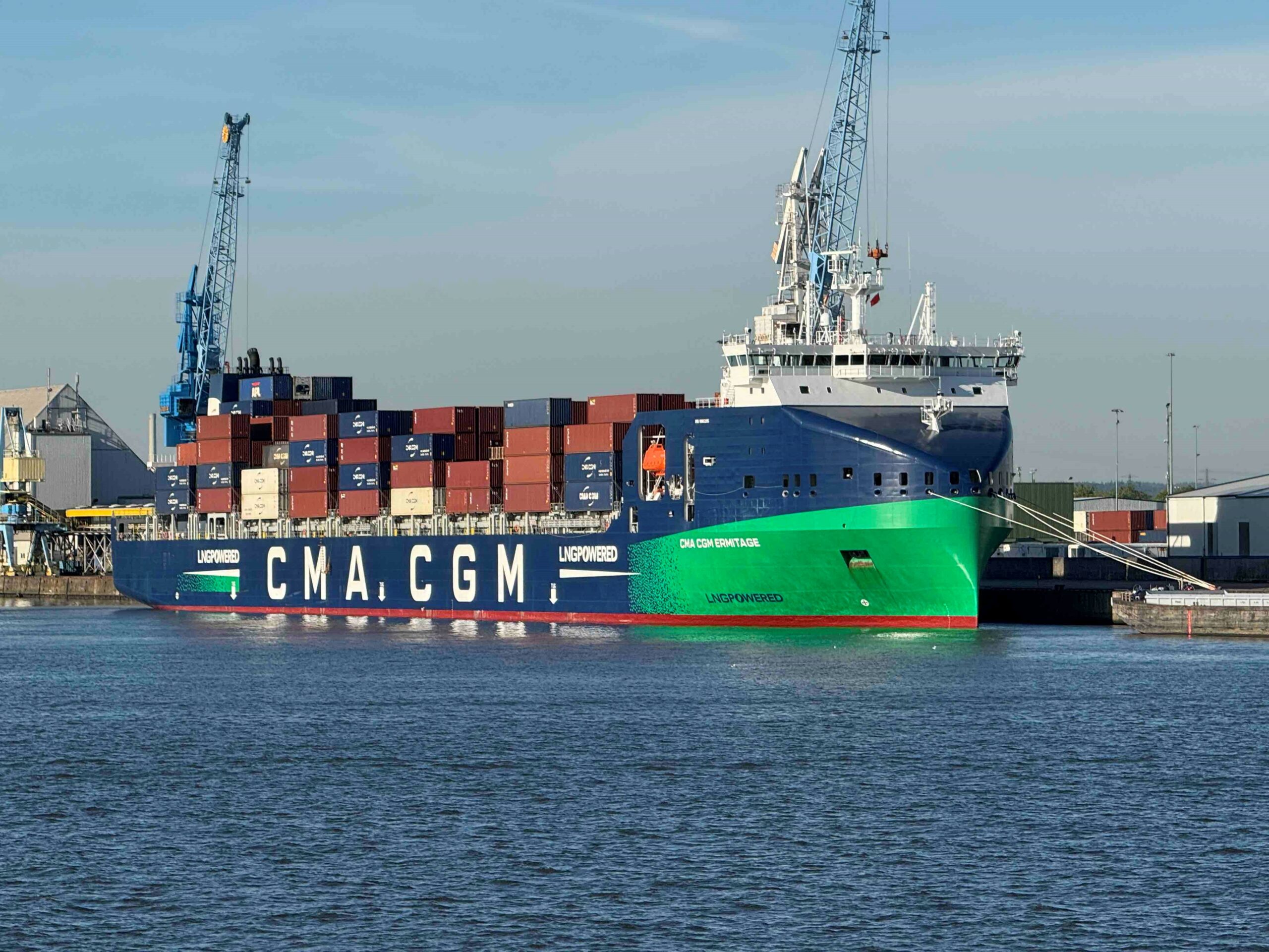 Im hamburger hafen: LNG-Tanker rammt Kaimauer und verursacht schaden in Millionenhöhe