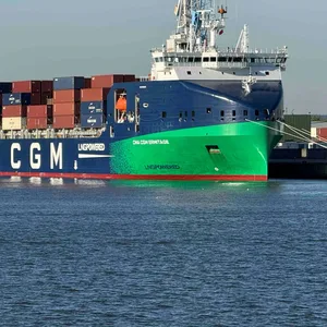 Im hamburger hafen: LNG-Tanker rammt Kaimauer und verursacht schaden in Millionenhöhe