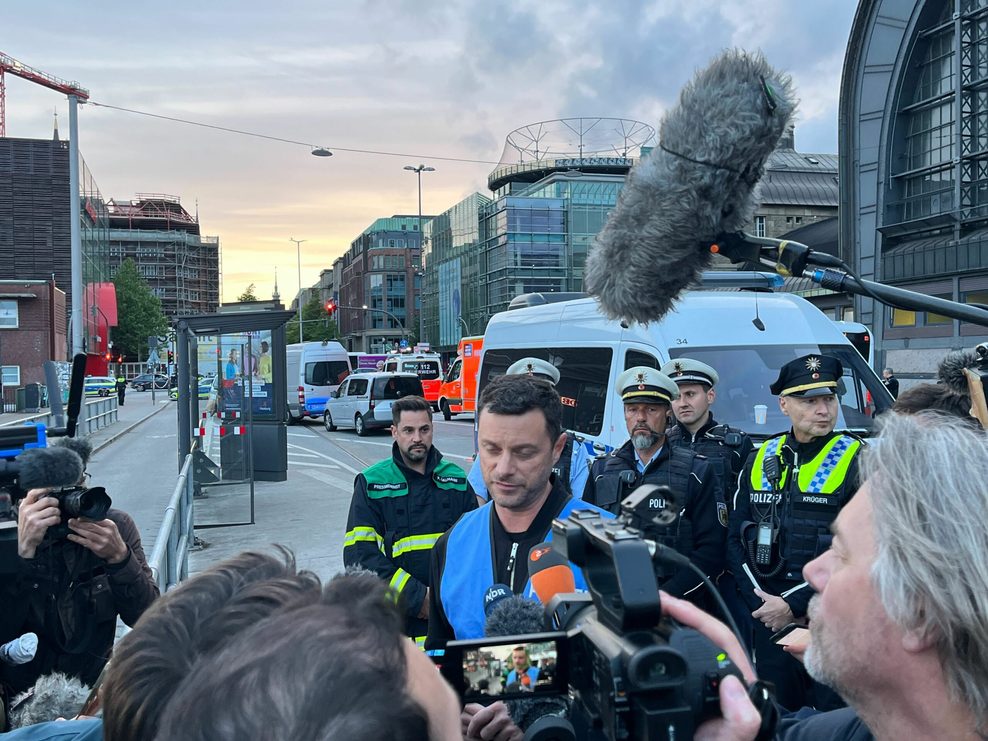 Polizeisprecher Florian Abbenseth gibt erste Details zur Bluttat am Hamburger Hauptbahnhof bekannt.