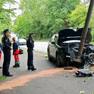 Hamburg Lohbrügge - PKW kommt von Bundesstraße ab und fährt gegen Laterne