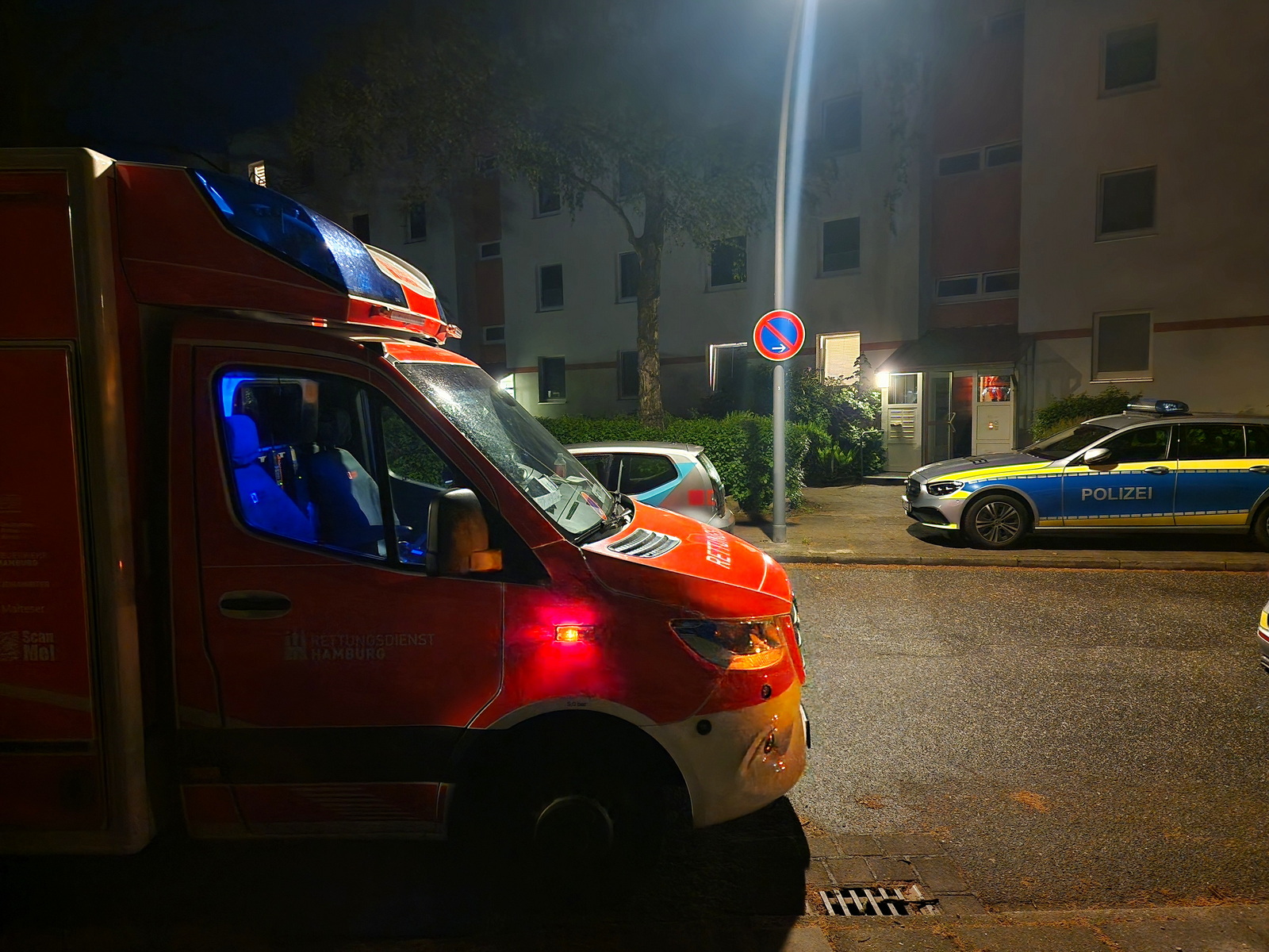 Feuerwehr und Polizei sind in der Straße Moorlandbogen im Einsatz.
