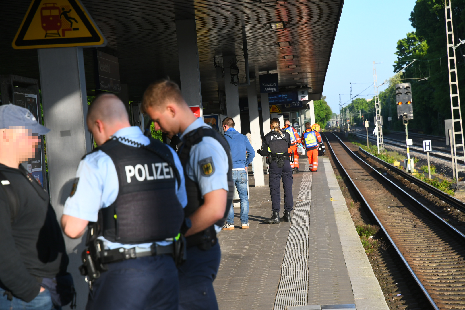 Polizisten während des Einsatzes am Bahnhof Neuwiedenthal.