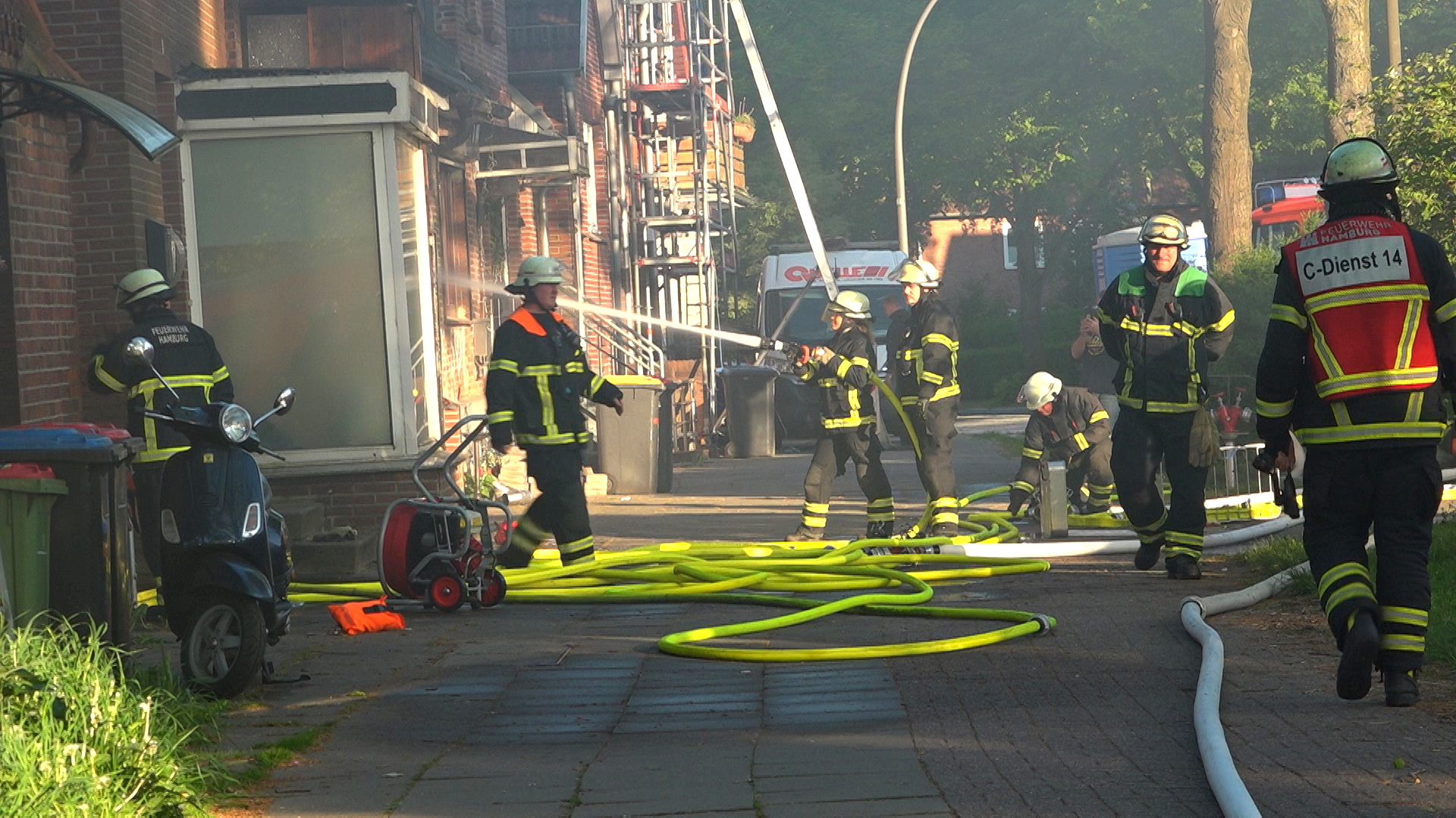 Großeinsatz in Finkenwerder – Haus brennt