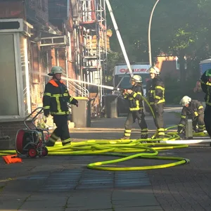 Großeinsatz in Finkenwerder – Haus brennt