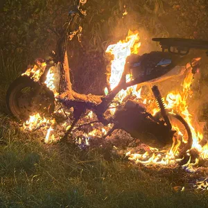 Ein Motorroller brennt im Kleingartenverein in Lokstedt