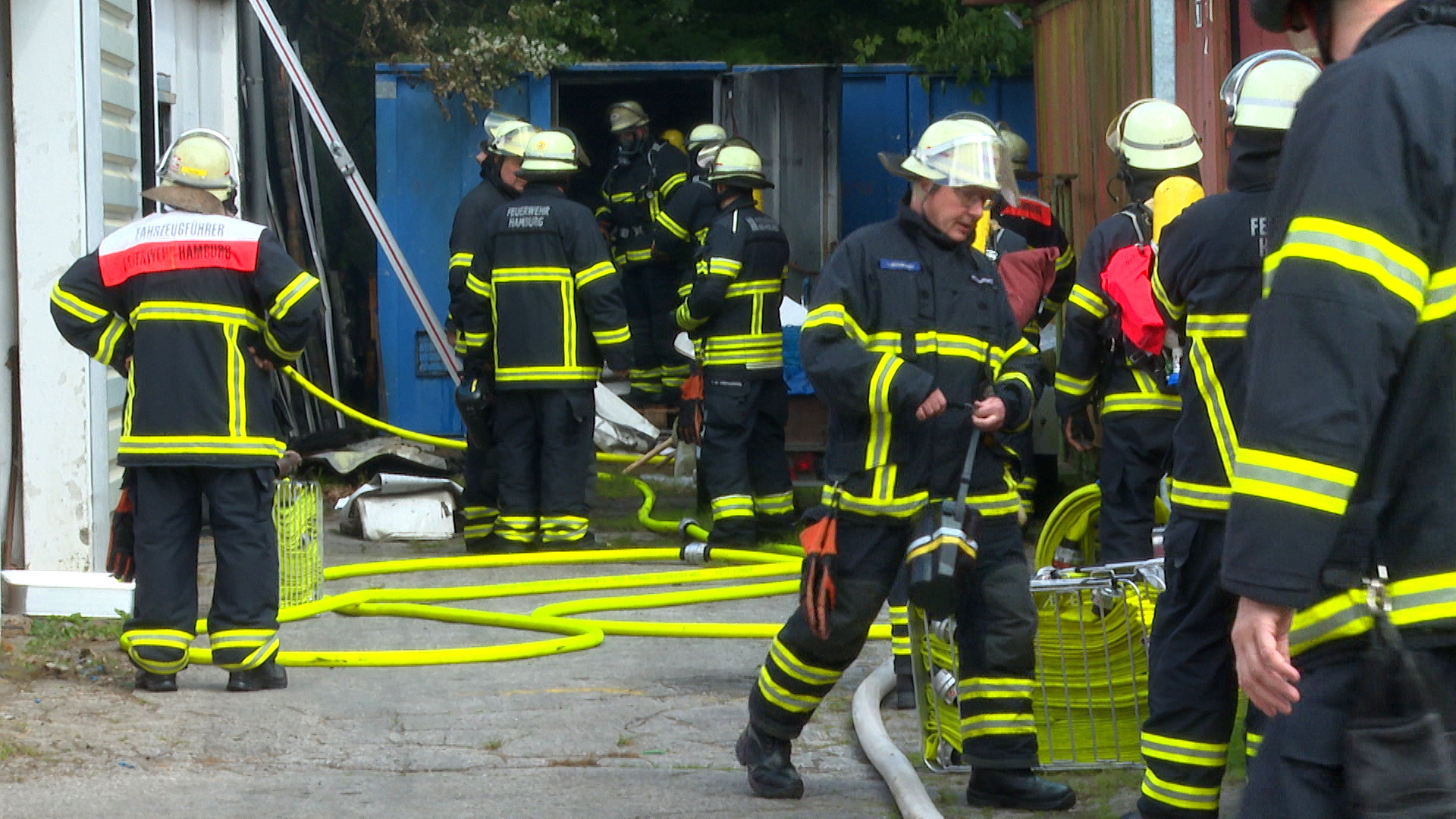 Ein Verschlag neben einer Tischlerei in Hamburg-Langenhorn hat gebrannt.