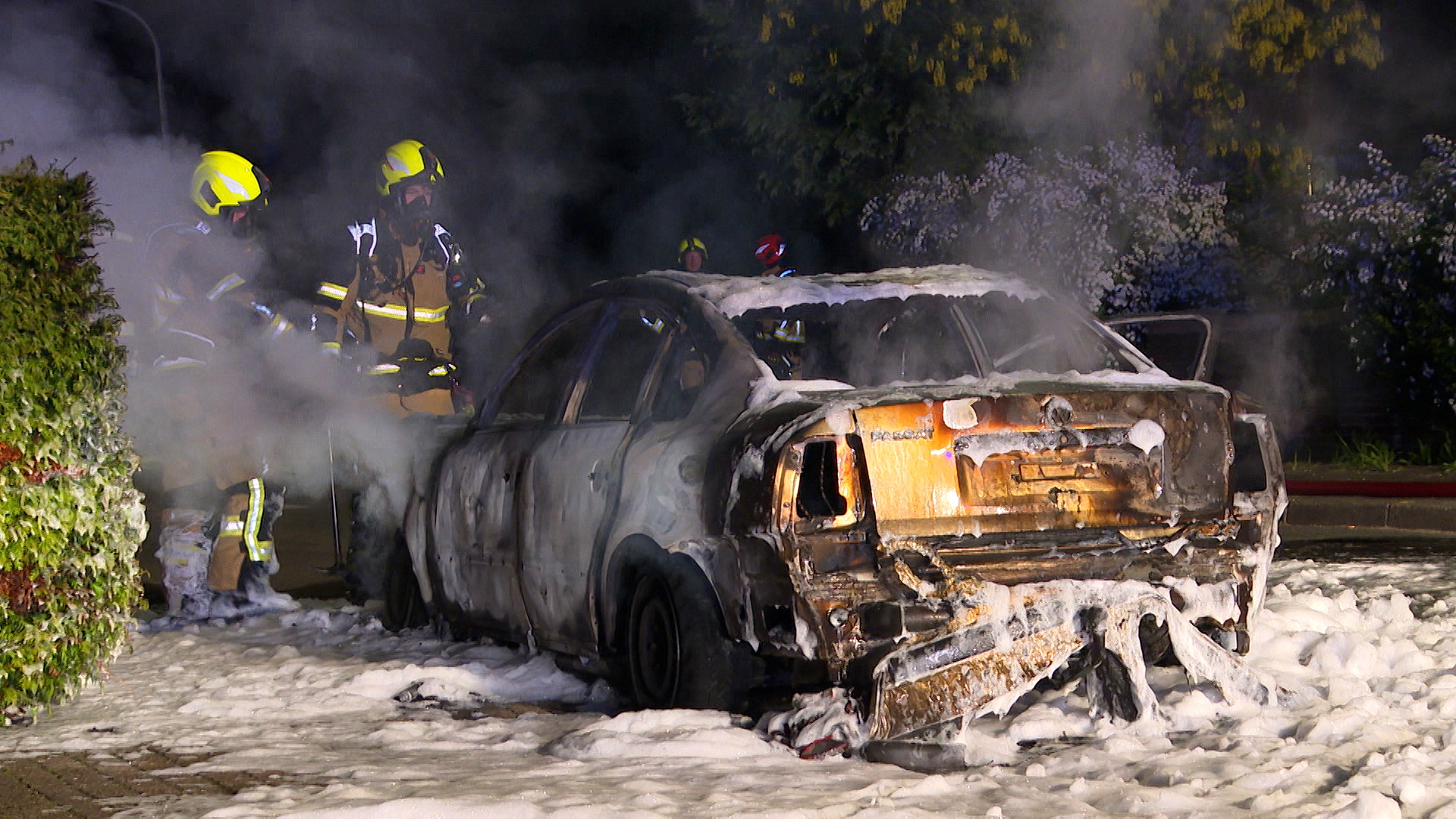 Feuerwehr löscht ein Auto