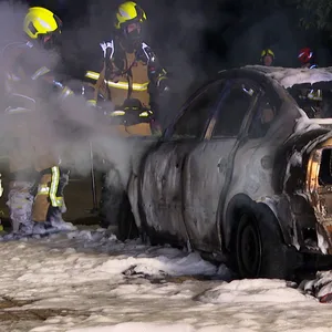 Feuerwehr löscht ein Auto