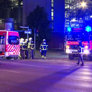 Eine größere Menge Salzsäure ist in der Nacht auf einem Betriebsgelände in Hammerbrook ausgelaufen.