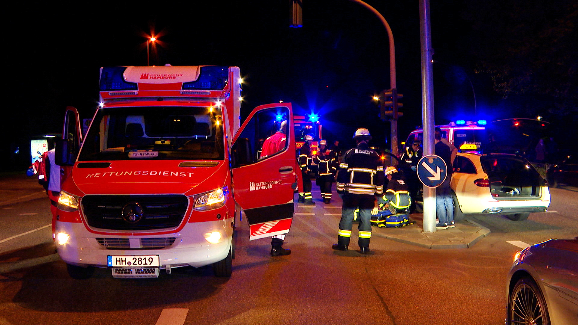 Das Taxi nach der Kollision mit einer Ampel auf der Kreuzung Kieler Straße/Augustenburger Straße.