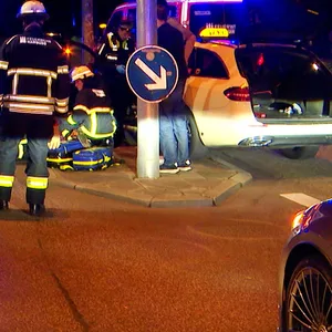 Das Taxi nach der Kollision mit einer Ampel auf der Kreuzung Kieler Straße/Augustenburger Straße.
