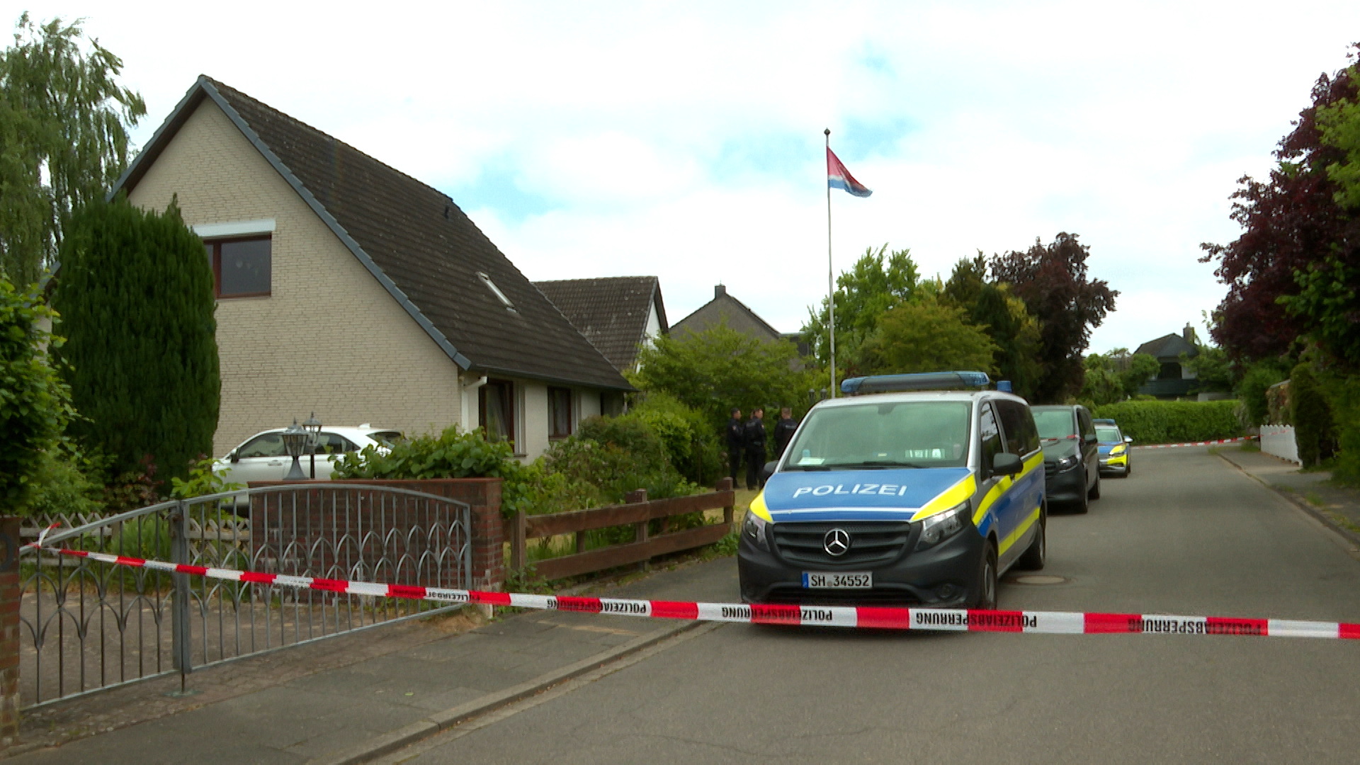 Ein Polizeiwagen vor einem Einfamilienhaus
