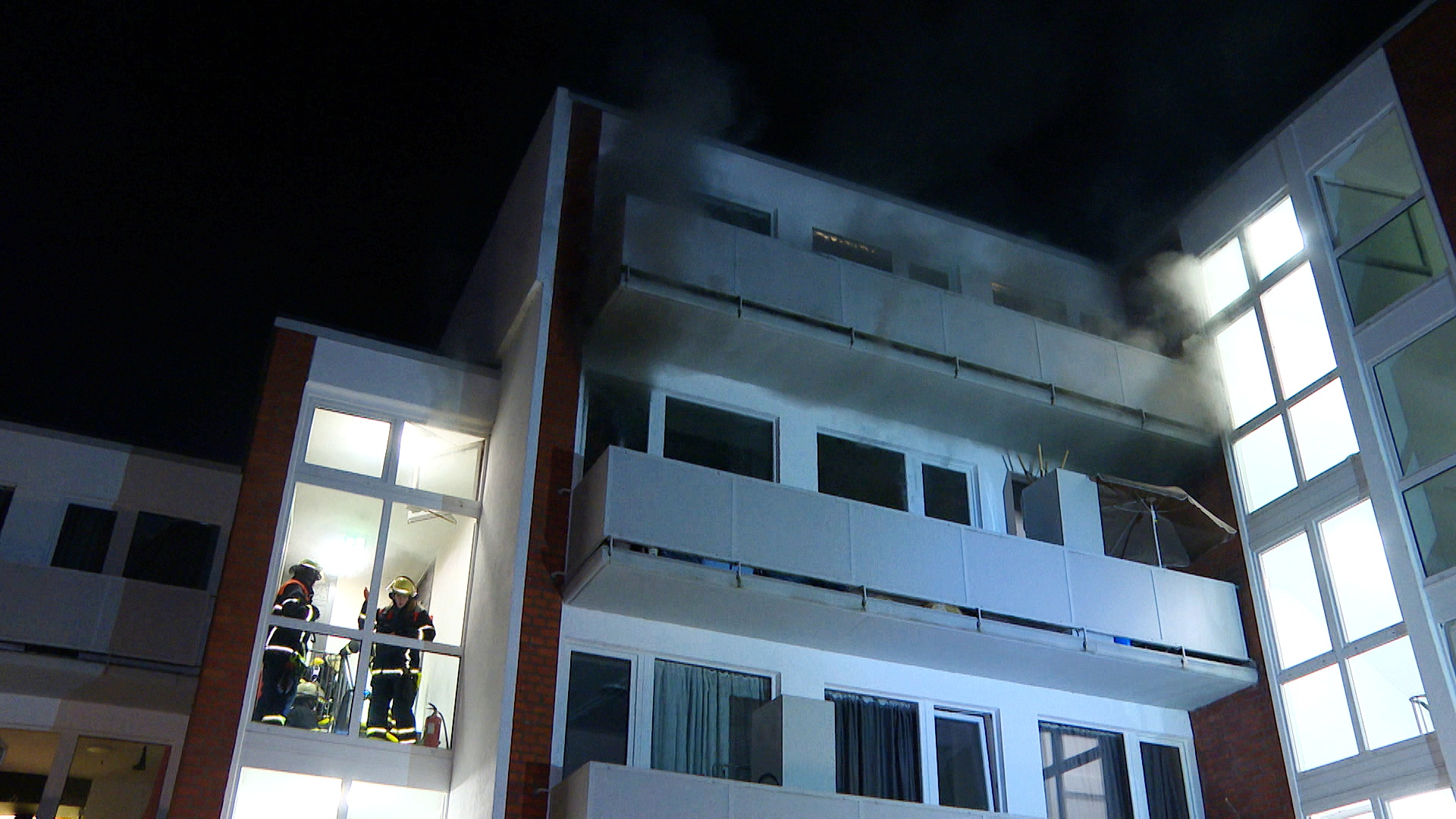 Die Feuerwehr im Einsatz an der Hinschstraße in Eidelstedt.