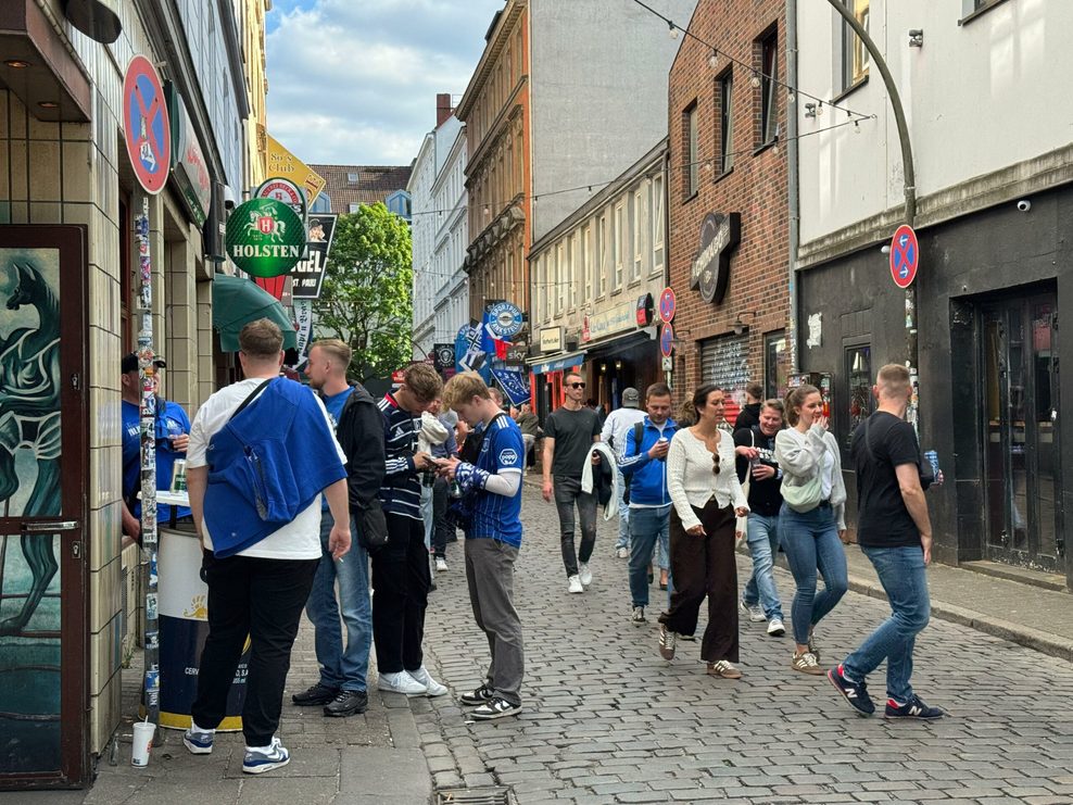 HSV-Fans auf der Gerhardstraße auf St. Pauli.