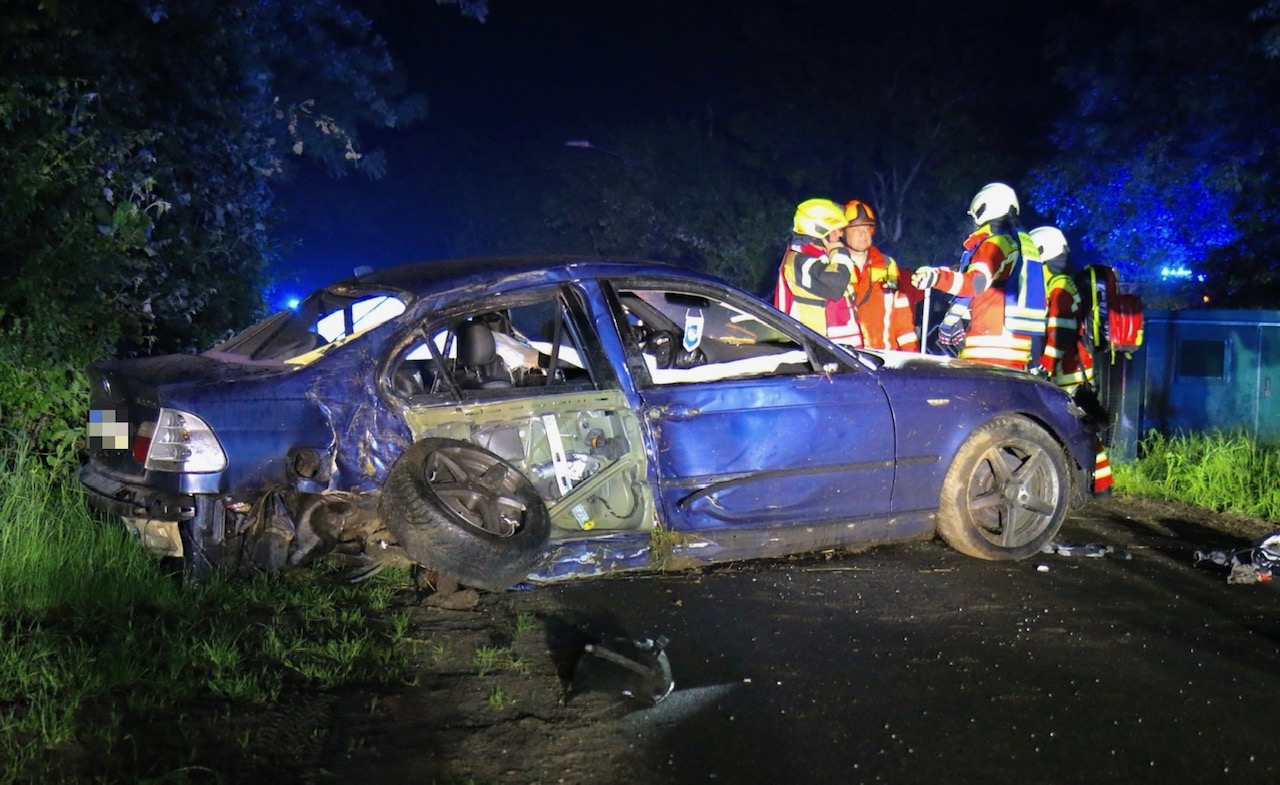 Der demolierte BMW in der Nacht