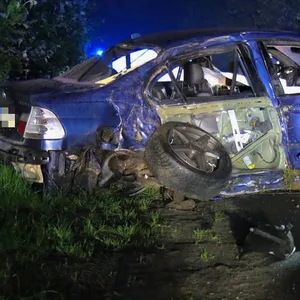 Der demolierte BMW in der Nacht