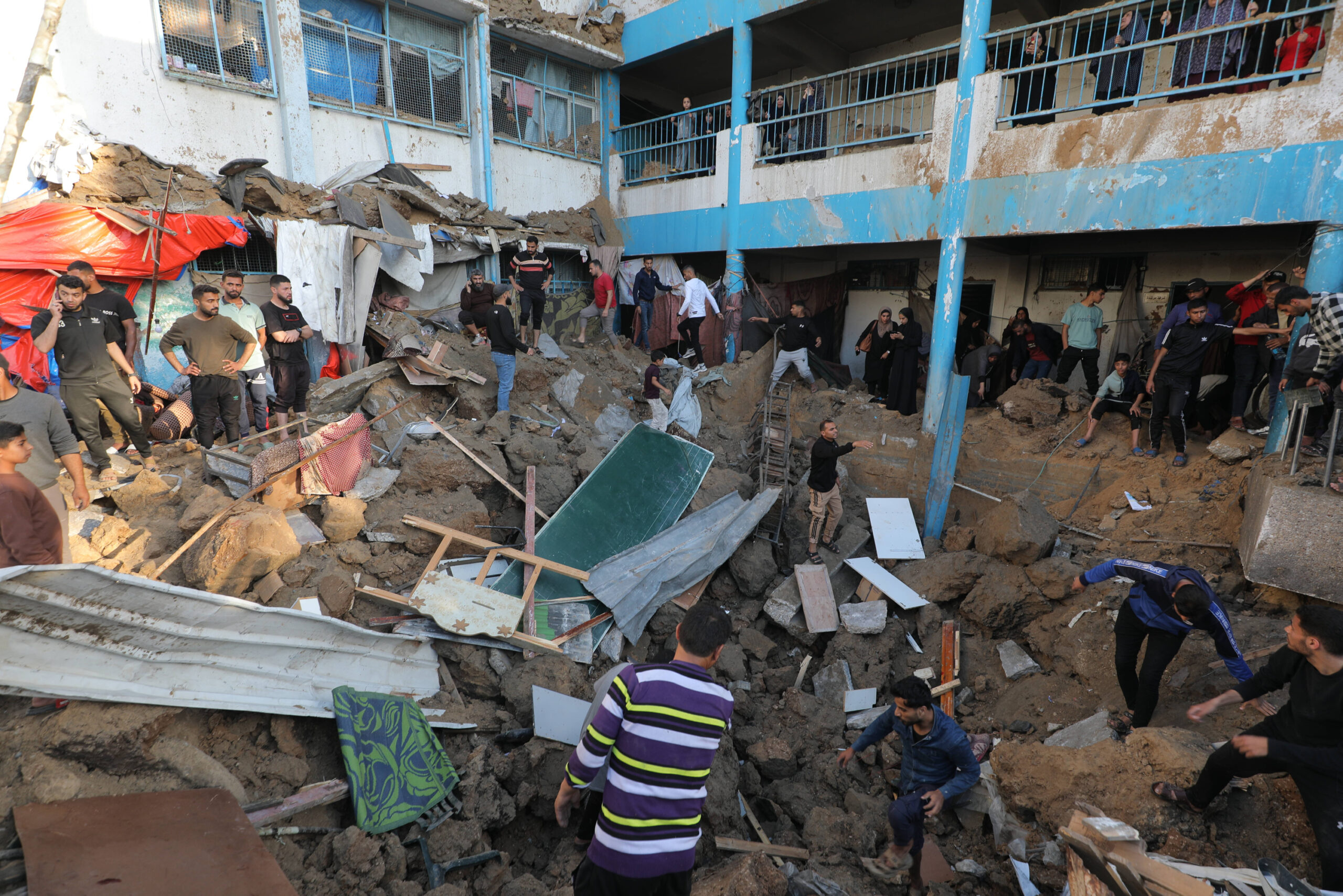 Spur der Verwüstung nach dem israelischen Luftangriff auf ein Schulgebäude in Gaza.